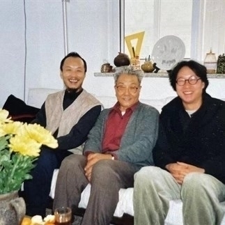 Lü (Lyu) Shengzhong and Xu Bing paid a visit to Prof. Yang Xianrang's home. Courtesy of Xu Bing.