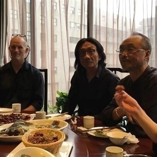 Su Xinping (middle) talked with Lü (Lyu) Shengzhong. Courtesy of Su Xinping.