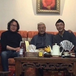 Lü (Lyu) Shengzhong and Xu Bing paid a visit to Prof. Yang Xianrang's home. Courtesy of Xu Bing.