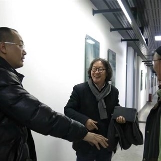 Lü (Lyu) Shengzhong talked with Qiu Zhijie (left) and Xu Bing (middle). Courtesy of Xu Bing.