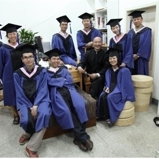 Lü (Lyu) Shengzhong took a photo with graduates. Courtesy of Wang Lei.