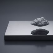 平臺浮云 綜合材料浮云 不銹鋼臺  38×25×3cm（底座） 12.5×10×6.5cm（浮云），2011年