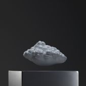 小浮云 綜合材料浮云 不銹鋼底座 40×25×3cm（底座） 15.9×12×9cm（浮云），2012.