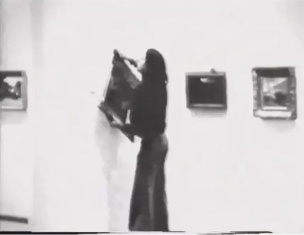 12 烏雷（Ulay），《挑釁，對藝術作品的非法接觸》（Irritation. There is a Criminal Touch to Art），1976.png