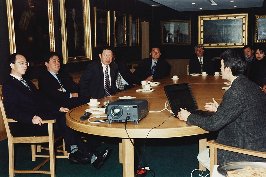 2 Colin Chinnery (IDP) making a presentation on IDP to the Chinese Minister of Culture, Sun Jiazheng, and his delegation, The British Library, 17 October 2000 ??British Library.jpg