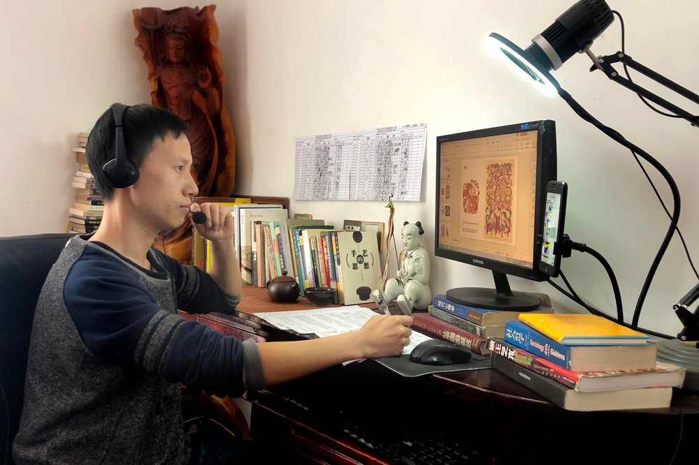 Chen Mingqiang was teaching online at home in Nanping, Fujian..jpg