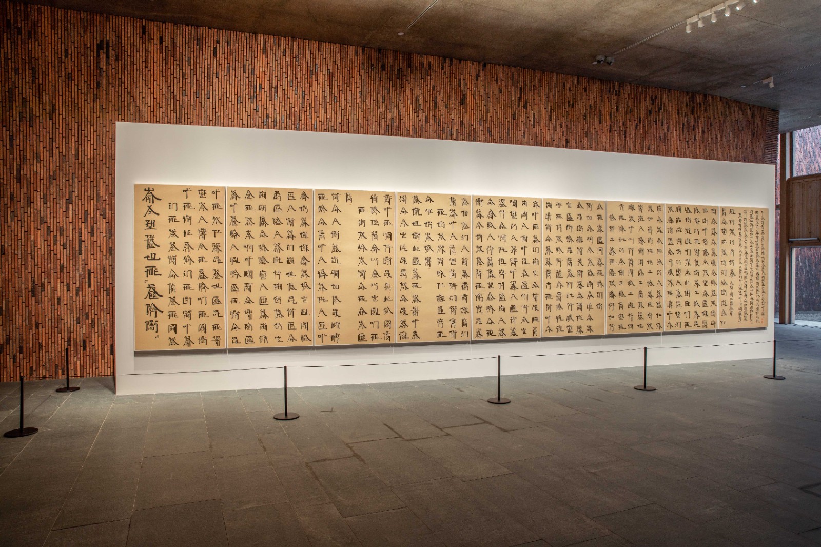 徐冰《英文方塊字書法：王羲之-蘭亭集序》紙，墨；共9張，99×188cm，2017年.jpg