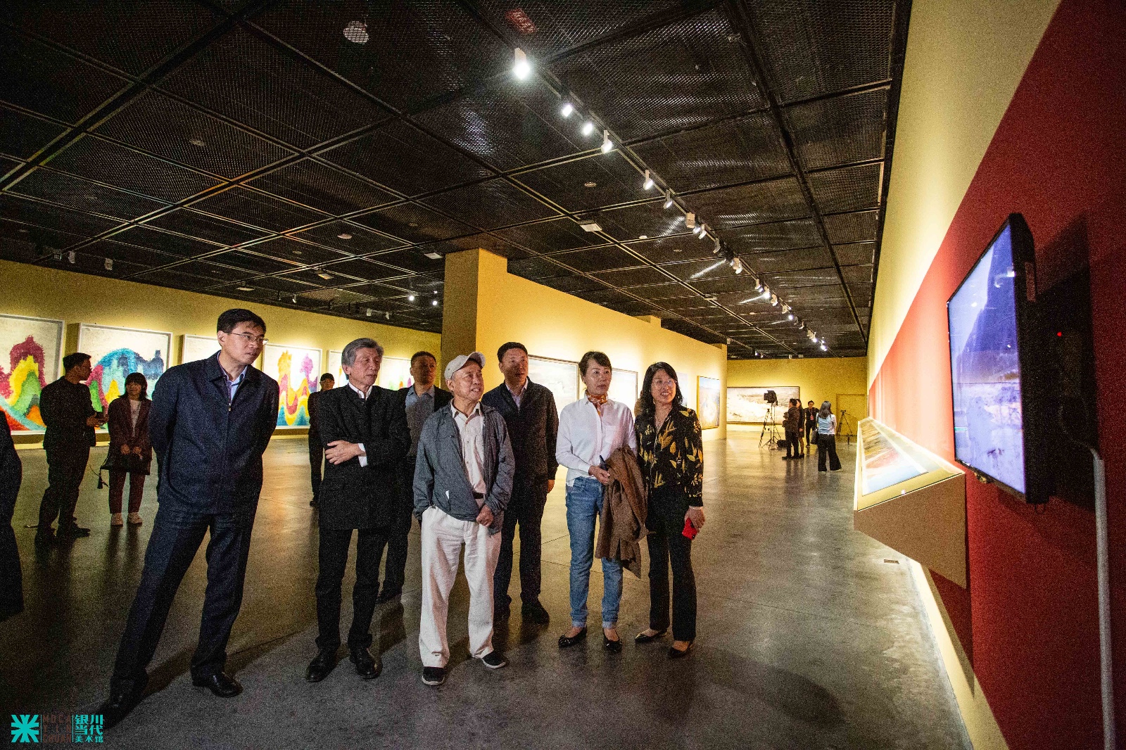 05 Before the opening ceremony, President Fan Di'an accompanied Li Jinke, Director of the Publicity Department of Ningxia Hui Autonomous Region, to visit the exhibition.jpg