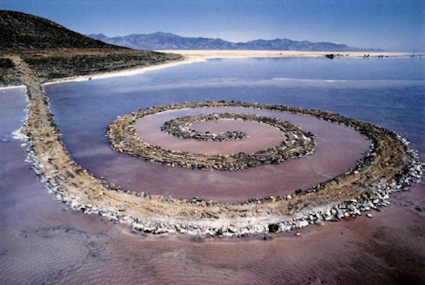 羅伯特?史密森（Robert Smithson）《螺旋狀防波堤》（1970）.jpg