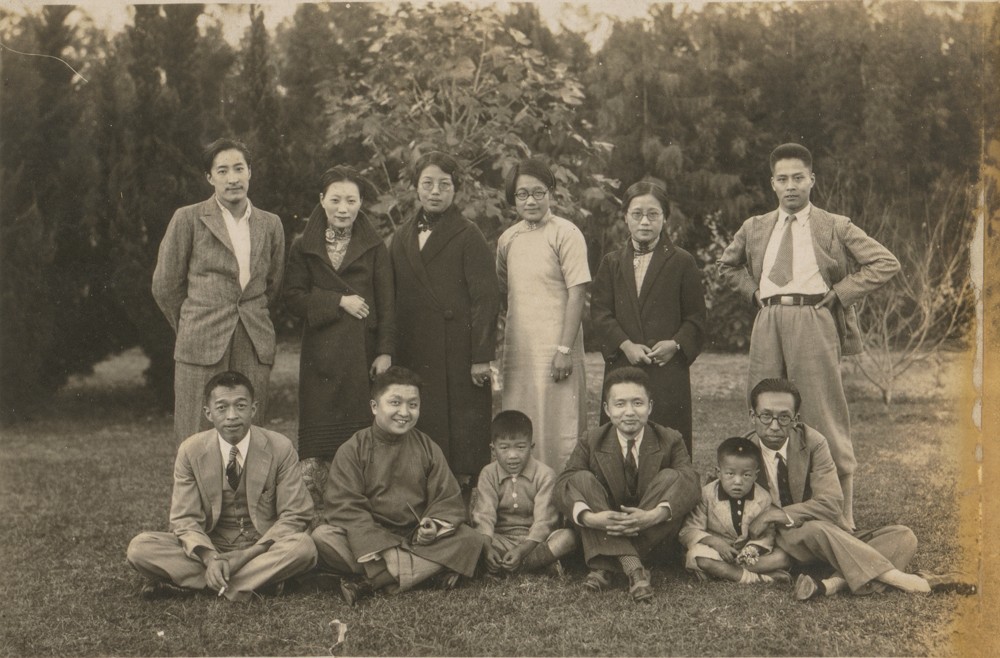 圖7、1930年代在上海，后排左起：邵洵美及夫人盛佩玉，右一葉淺予；前排：左二張光宇，左四張正宇.jpg