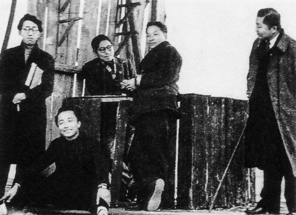 圖10、1940年底在重慶。左起：特偉、張仃、丁聰、胡考、張光宇。.jpg