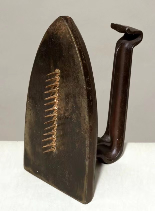 圖7 曼·雷，《禮物》（Man Ray,Cadeau），1972年（復制品，原作1921年）,現(xiàn)藏于泰特美術館.jpg