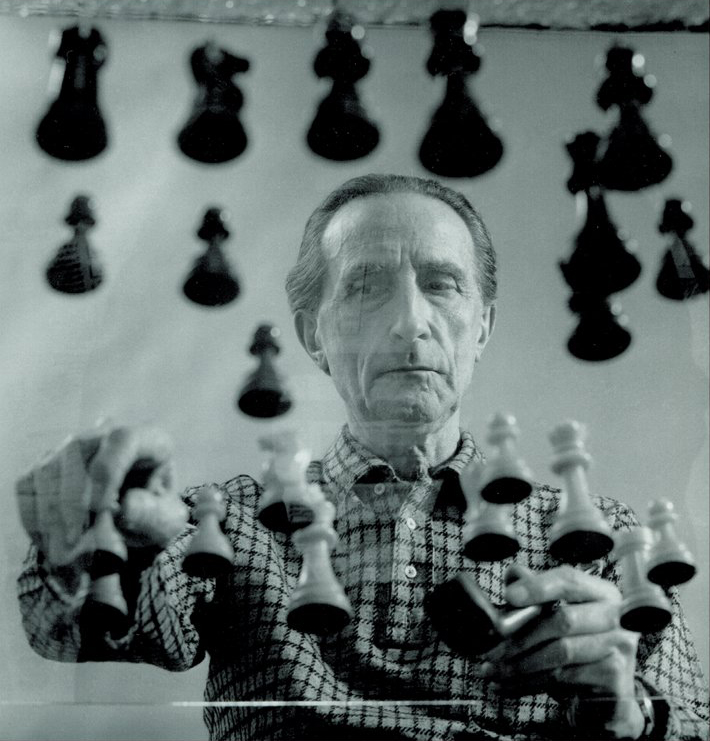 圖14《馬塞爾·杜尚在玻璃上下棋》 羅森伯格攝  （Marcel Duchamp plays chess on a sheet of Glass, Arnold Rosenberg,1958).JPG