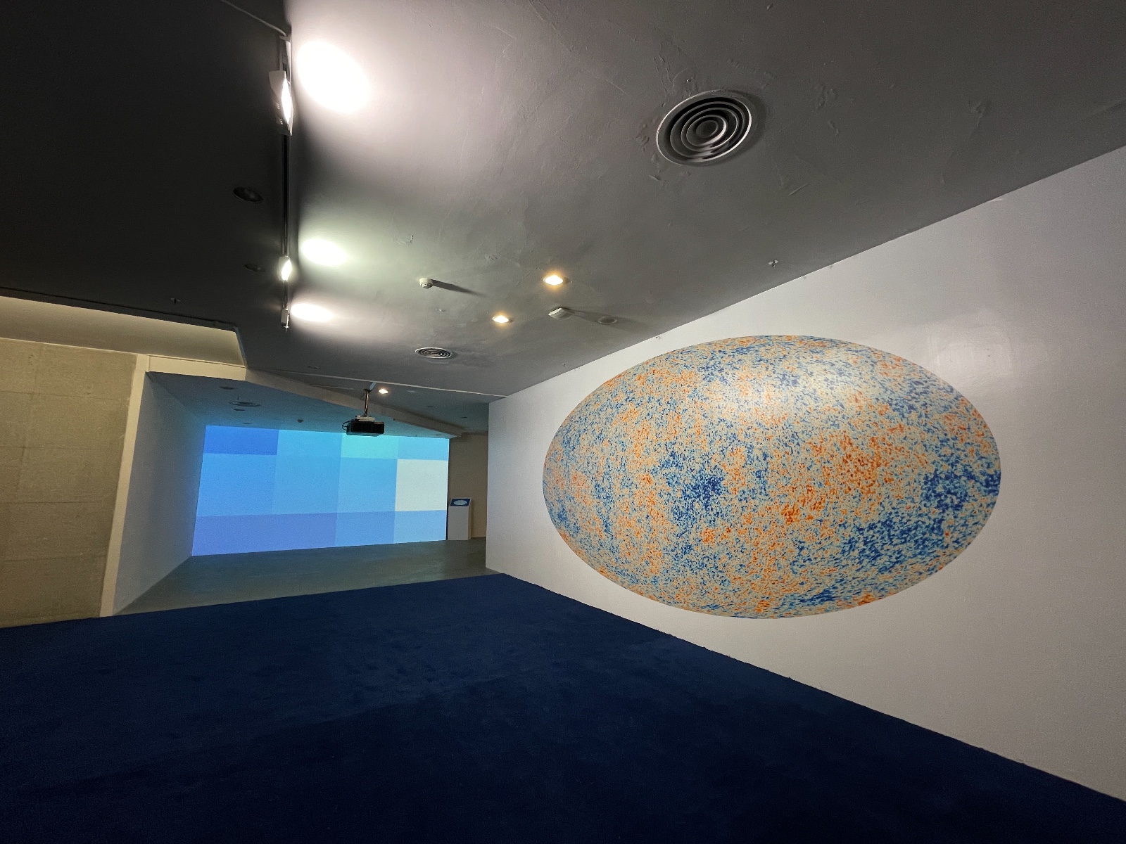 31 “普朗克衛(wèi)星捕捉到的宇宙微波背景圖像”三層展廳出入口展出.JPG