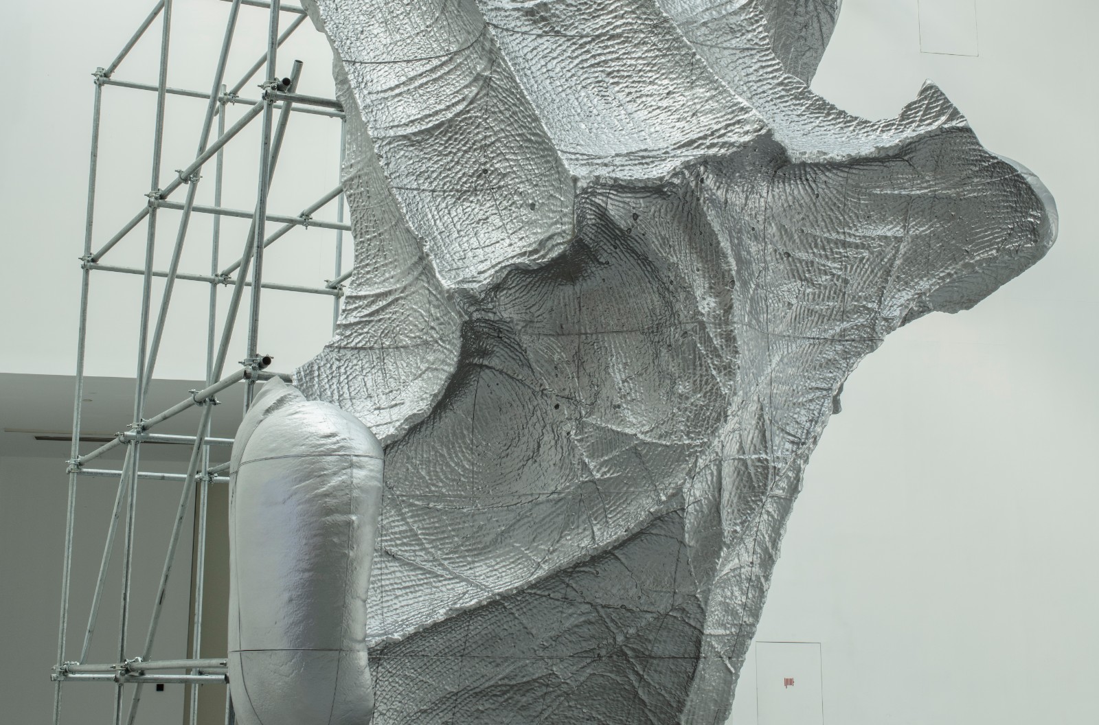 05 隋建國 云中花園—手跡3# 光敏樹脂3D打印與鋼架 700 cm×300 cm×600 cm 2019年于北京民生美術(shù)館現(xiàn)場.jpg