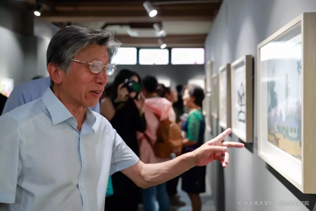 首屆《央美·魯信全國(guó)兒童繪畫(huà)作品大賽優(yōu)秀作品展》現(xiàn)場(chǎng)，中央美術(shù)學(xué)院院長(zhǎng)范迪安點(diǎn)評(píng)小朋友的作品.jpg