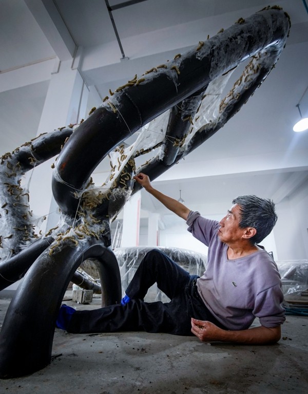 Liang Shaoji was creating Chains The Unbearable Lightness of Being Nature Series at his studio in 2020. Photo Courtesy of the Artist.jpg