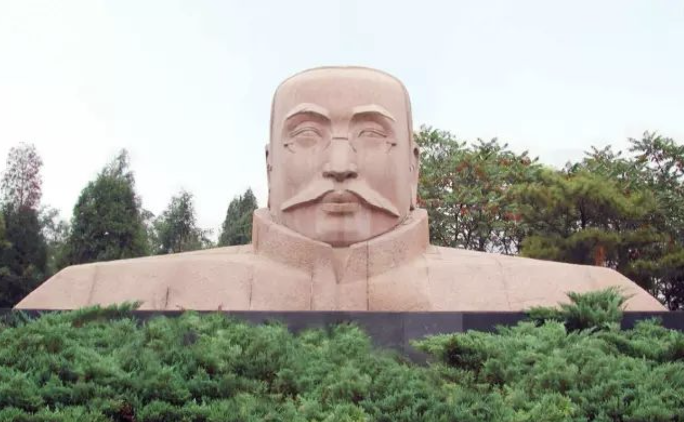 《李大釗紀(jì)念像》花崗巖 高400cm_寬750cm 1991年.png