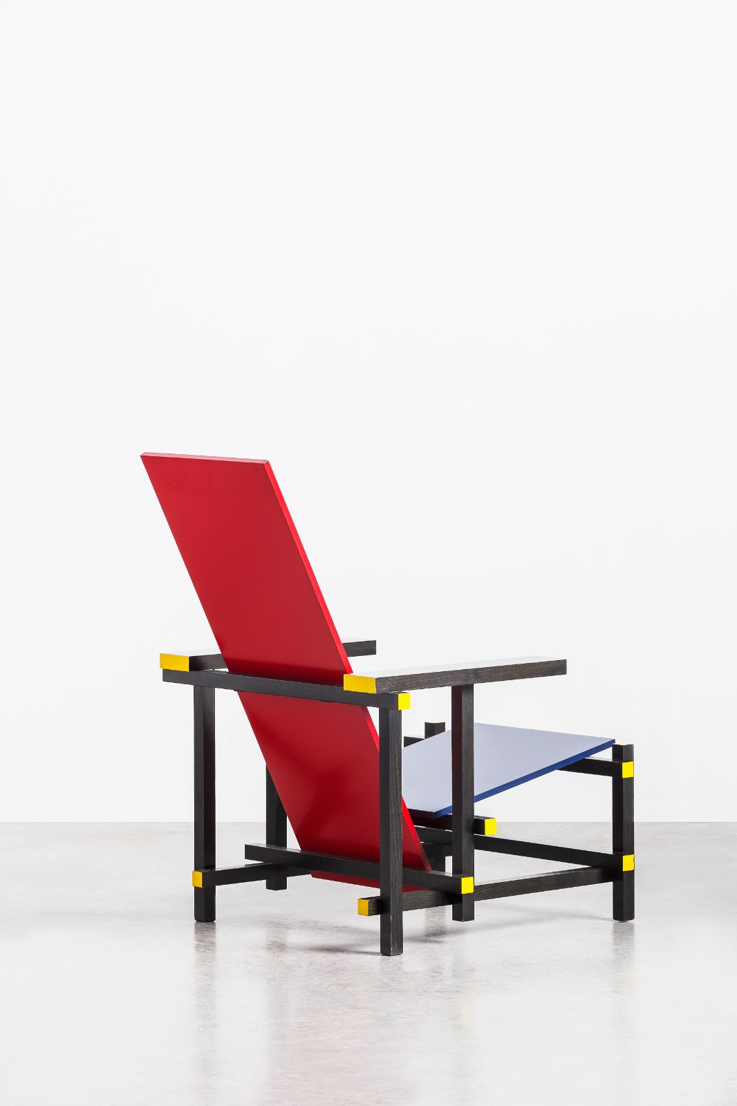 06 Gerrit Thomas Rietveld, Red and Blue Chair, 1918, 1973 Cassina production, Italy.jpg