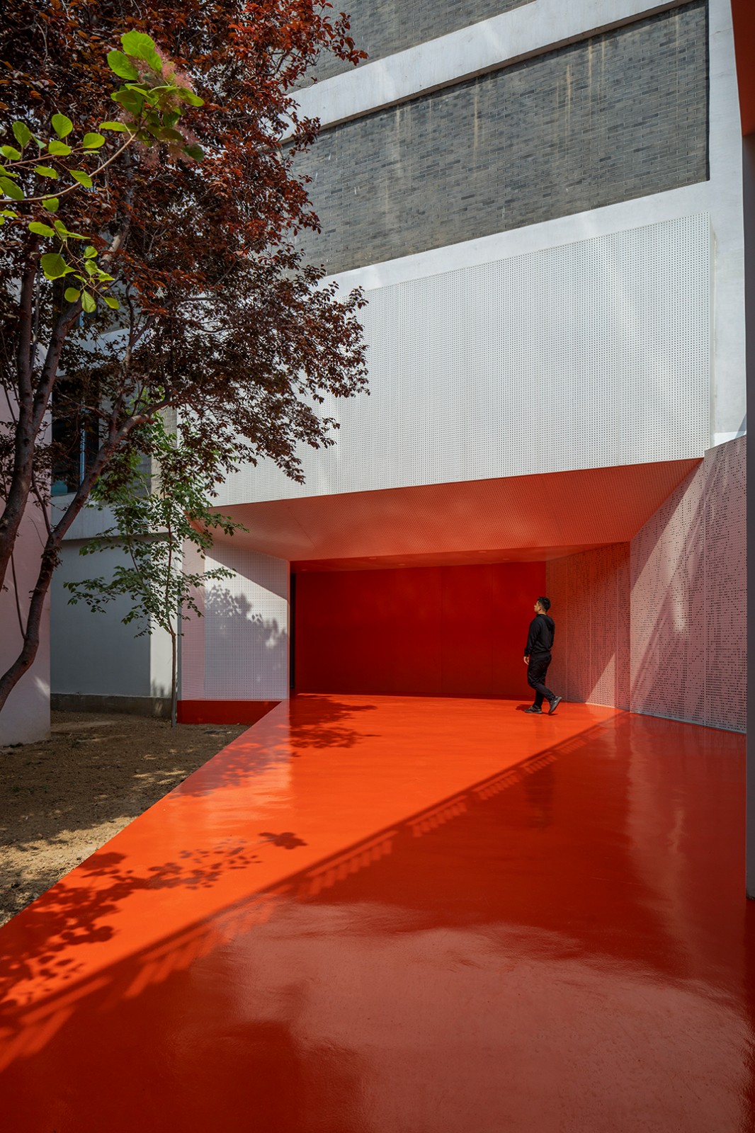 03橙色地面向外伸出，形成歡迎的姿態(tài)  The orange ground stretches out to form a welcoming gesture.jpg