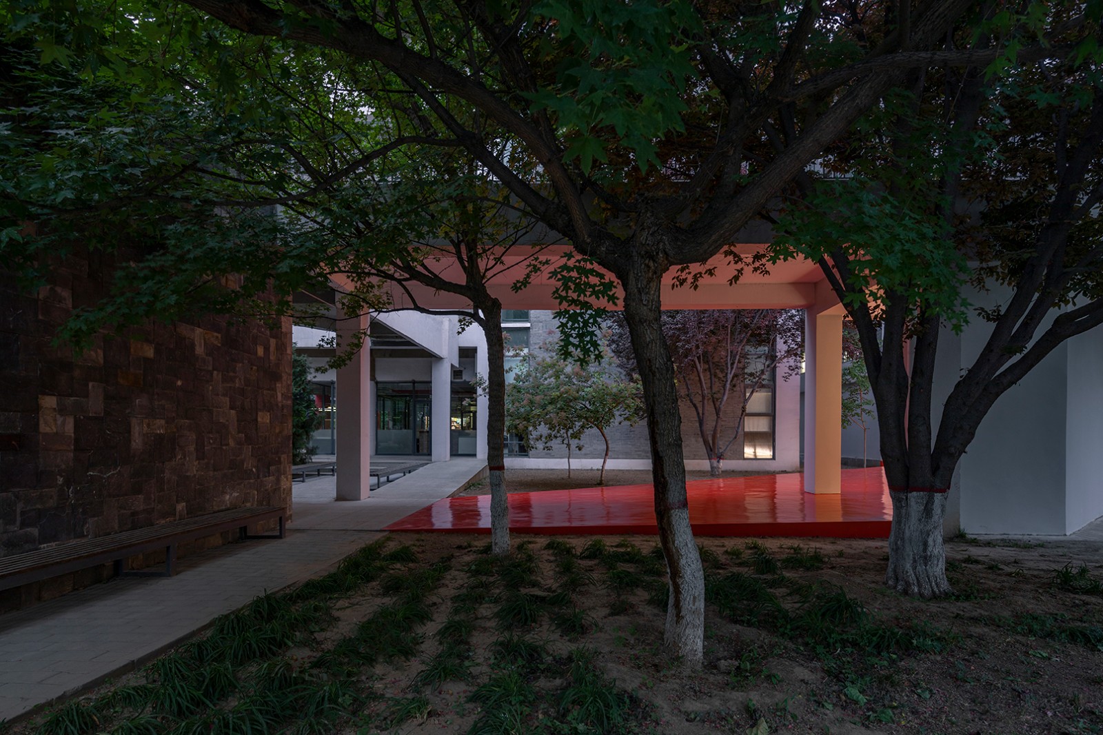 07橙色地面提示了圖書館入口位置  The orange ground indicates the location of the library entrance.jpg