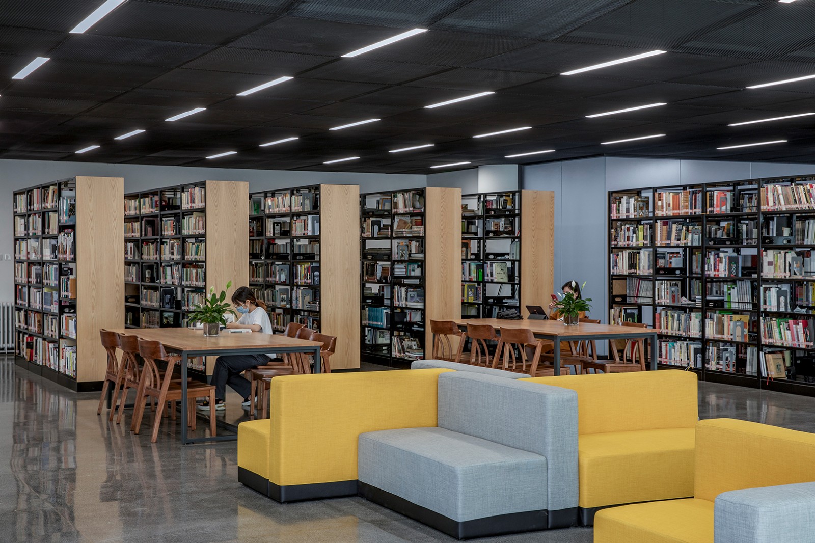 29閱覽室屋頂采用深灰色金屬網(wǎng)吊頂  The reading room adopts dark gray metal mesh ceiling on the roof.jpg