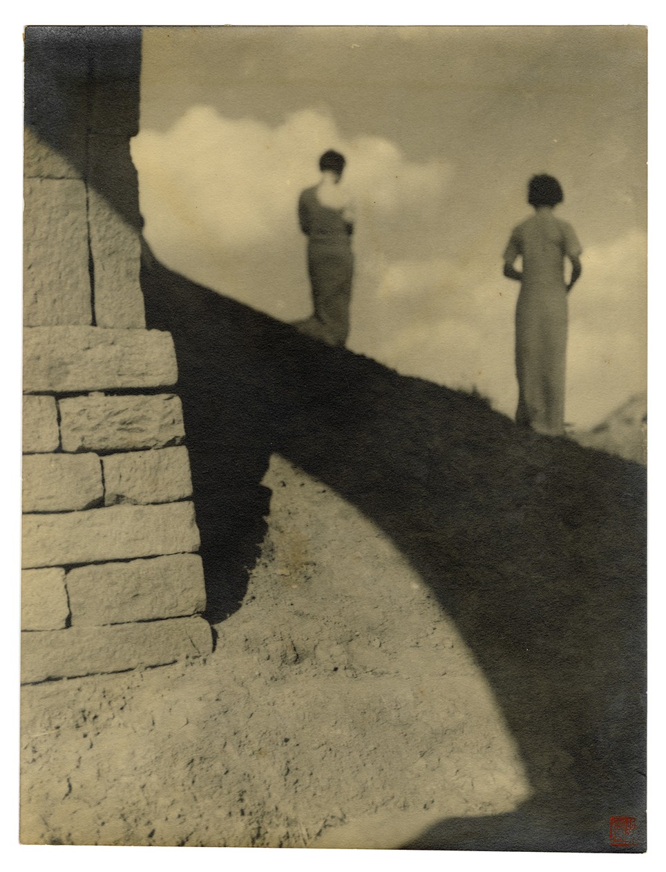 Liu Xucang, “The Shadow of Beauty”, 1930s, Gelatin Silver Print, 29.5x22.5cm ? Taikang Collection.jpg