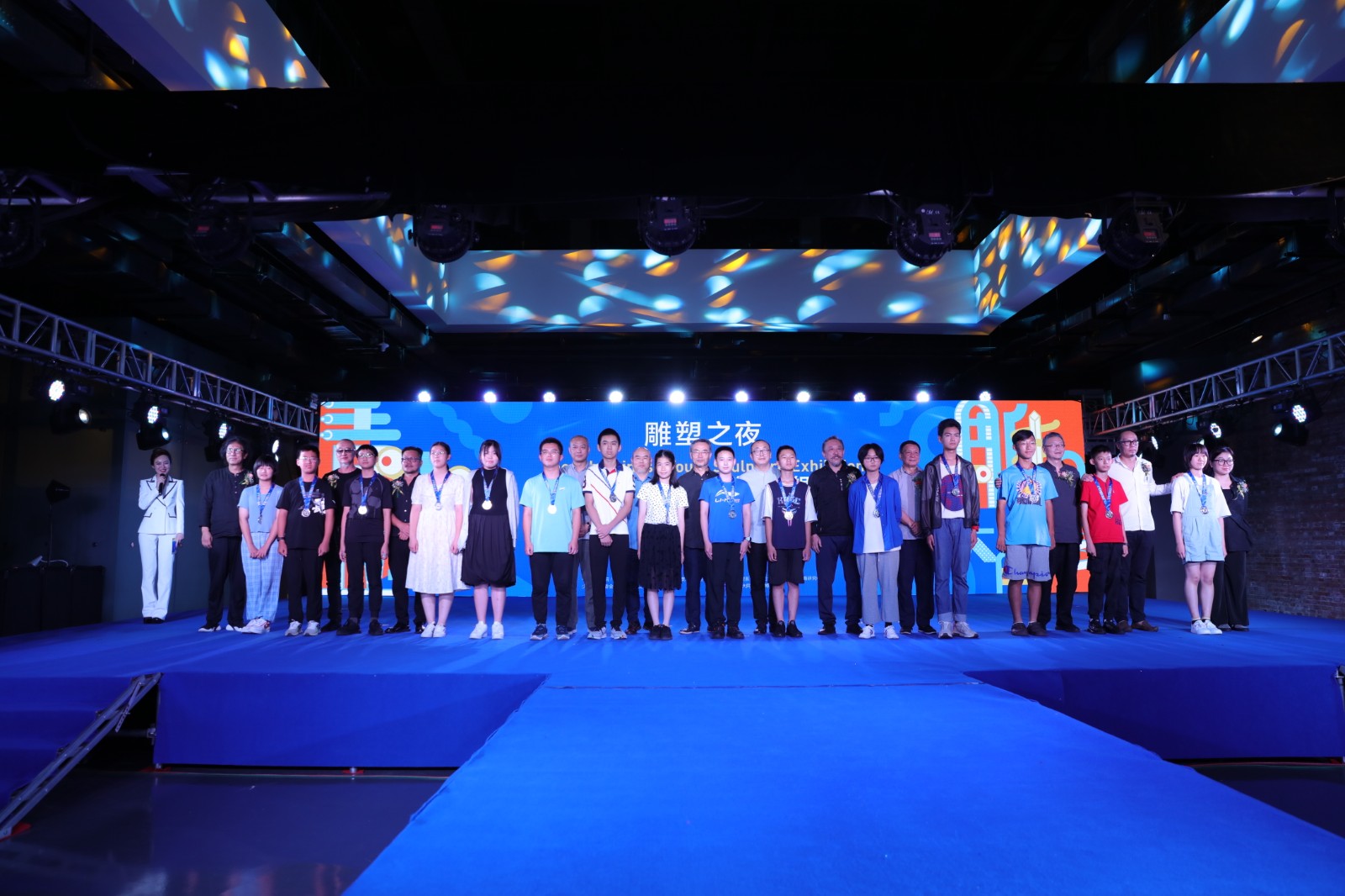 05 Experts from the Jury of “The 4th Chinese Youth Sculpture Exhibition” gave the Nomination Award to the young competitors.jpg