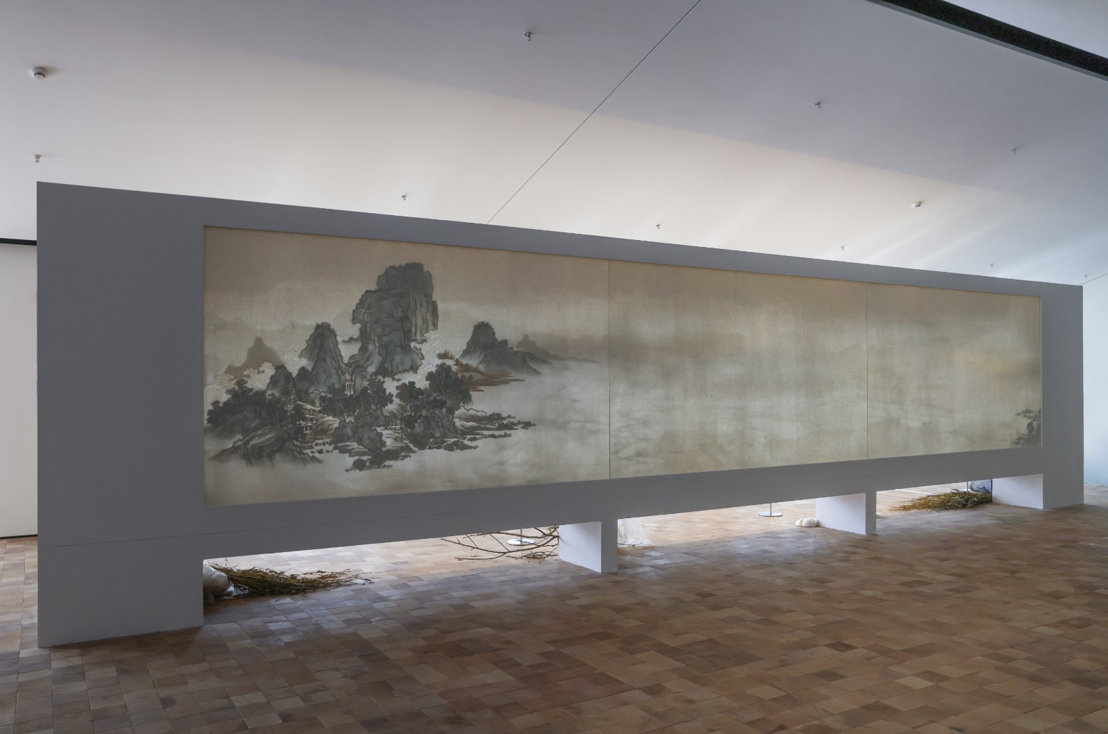 圖5 徐冰《背后的故事：煙江疊嶂圖》，2021年，170x885cm 綜合媒材裝置 ?徐冰工作室.jpg