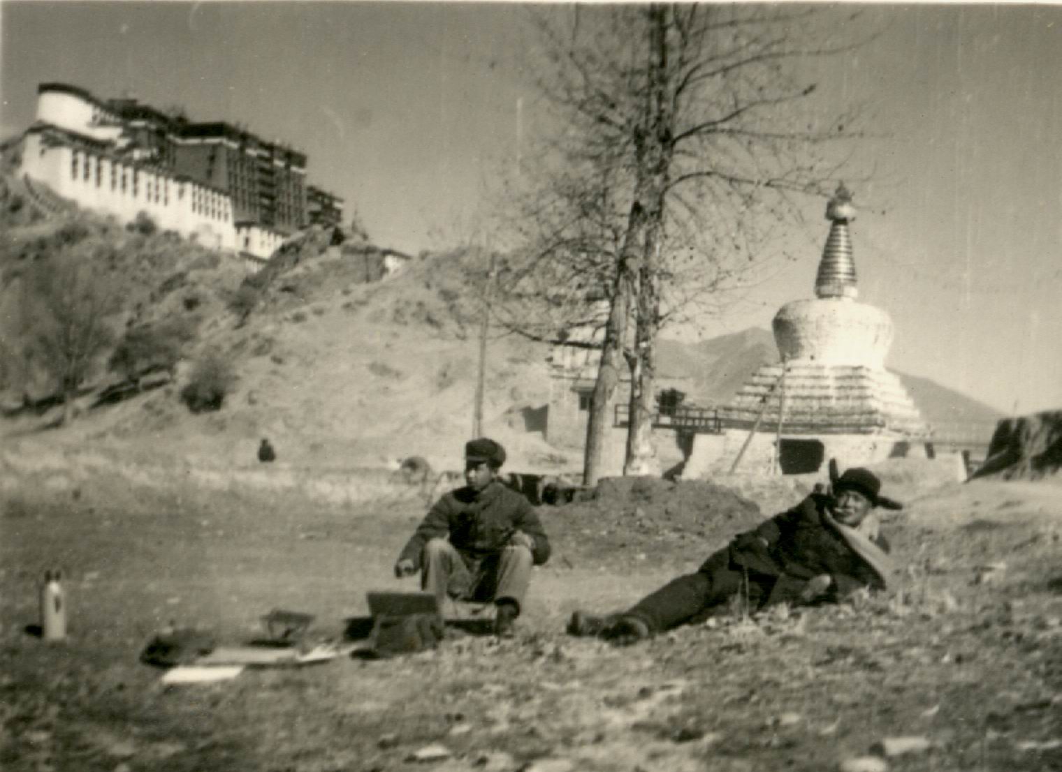 1956年馬常利在布達(dá)拉宮前寫生.jpg