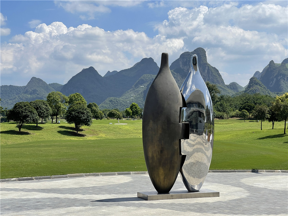 1-1傅中望，《瓶合 5 #》， 不銹鋼、銅 ，198.76 cm × 62.6 cm × 350 cm ( H ) ，2019，.jpg