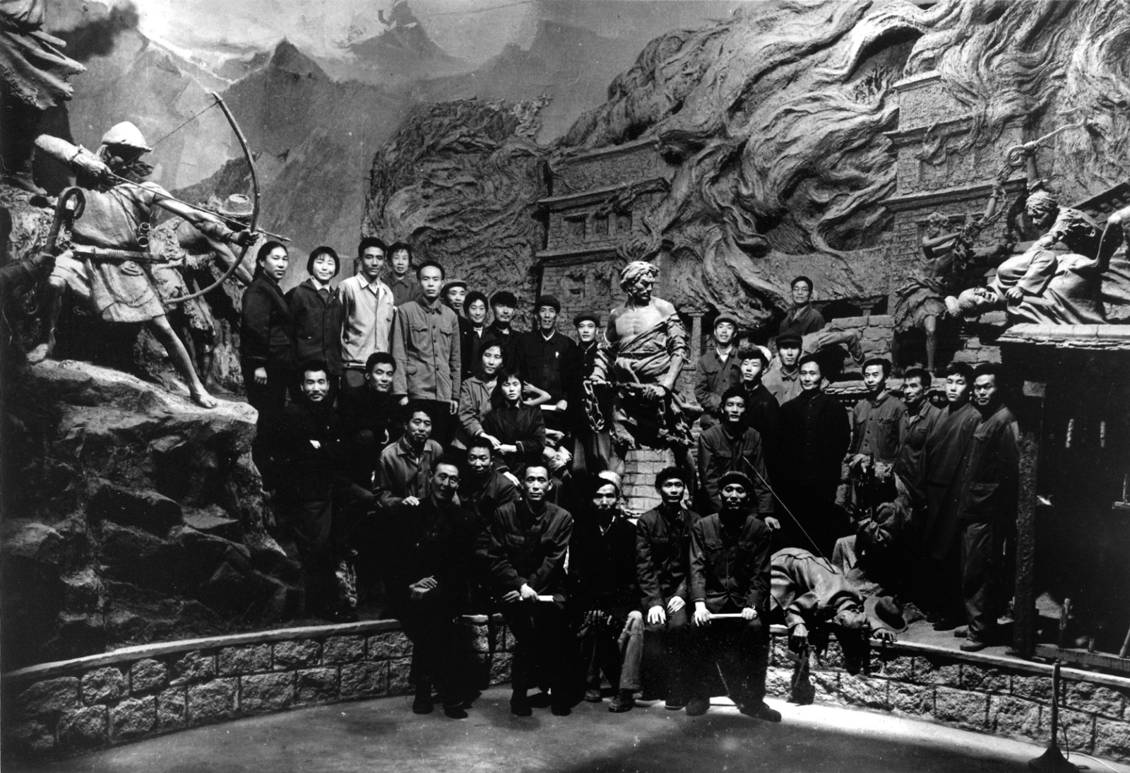 06 Group photo taken in 1976 shows sculptors。.jpg