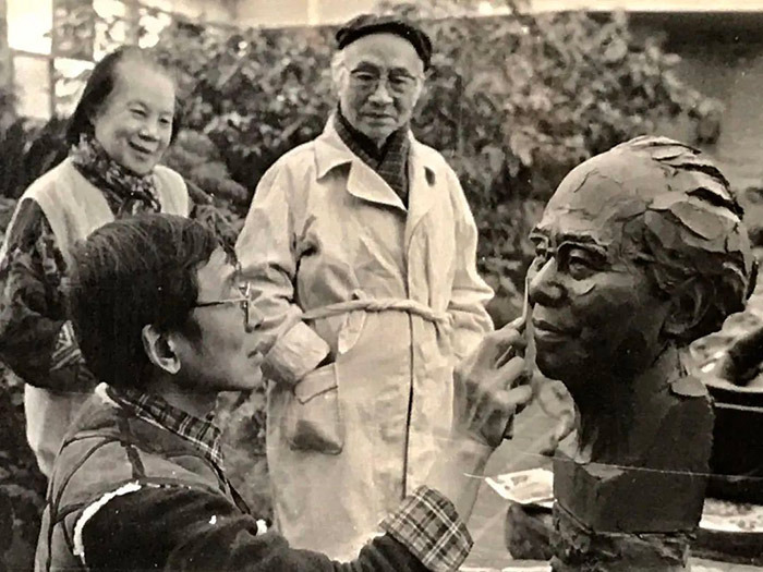 10 Situ Zhaoguang was making a sculpture of Wu Zuoren, while Mr. Wu and his wife Xiao Shufang watched the process behind him..jpg