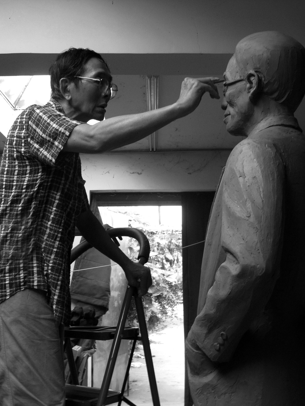 11 Situ Zhaoguang created a sculpture of Liang Sicheng despite his illness..JPG.jpg