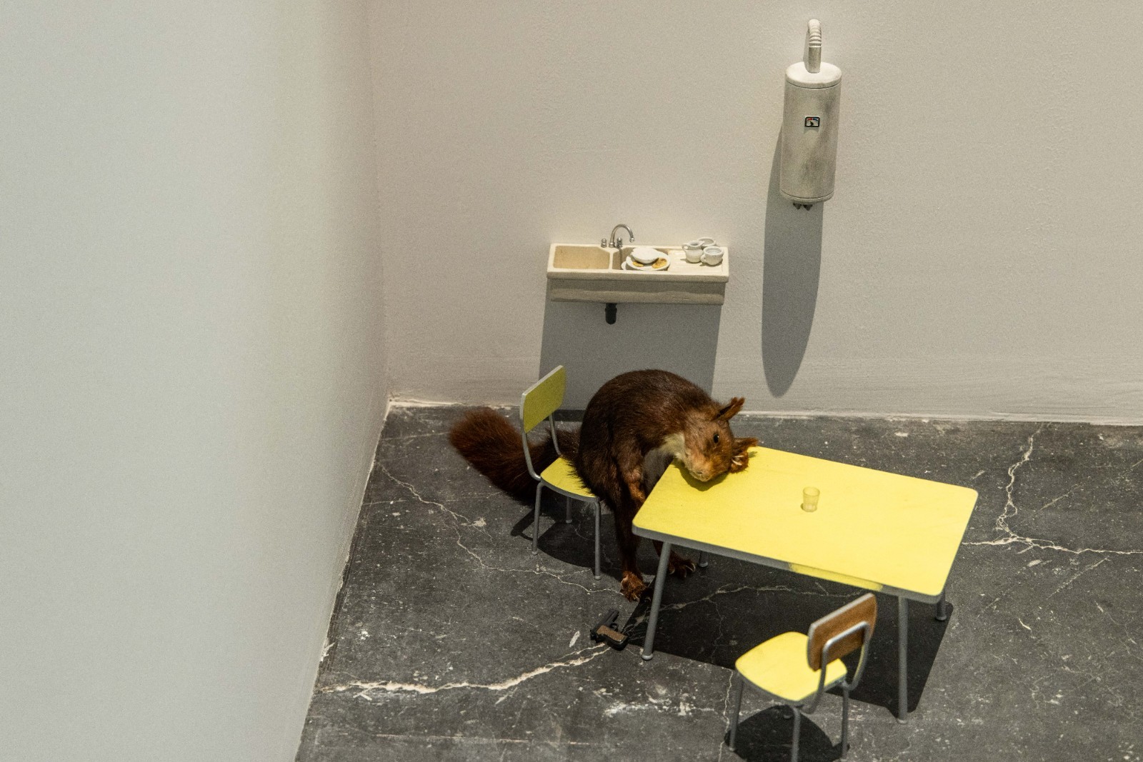 08 Maurizio Cattelan, Bidibidobidiboo, 1996.jpg