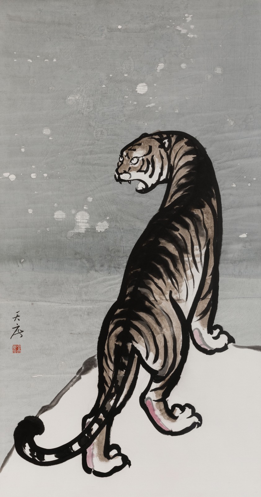 仝天慶 Tong Tianqing_雪虎迎春 Snowy Tiger Welcomes Spring_紙本水墨設色 Ink and color on paper_182x98cm_2022.JPG