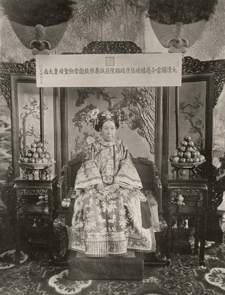 1.裕勛齡《慈禧太后像》約1903年，明膠銀鹽印相，23 x 18厘米，洛文希爾收藏.jpg