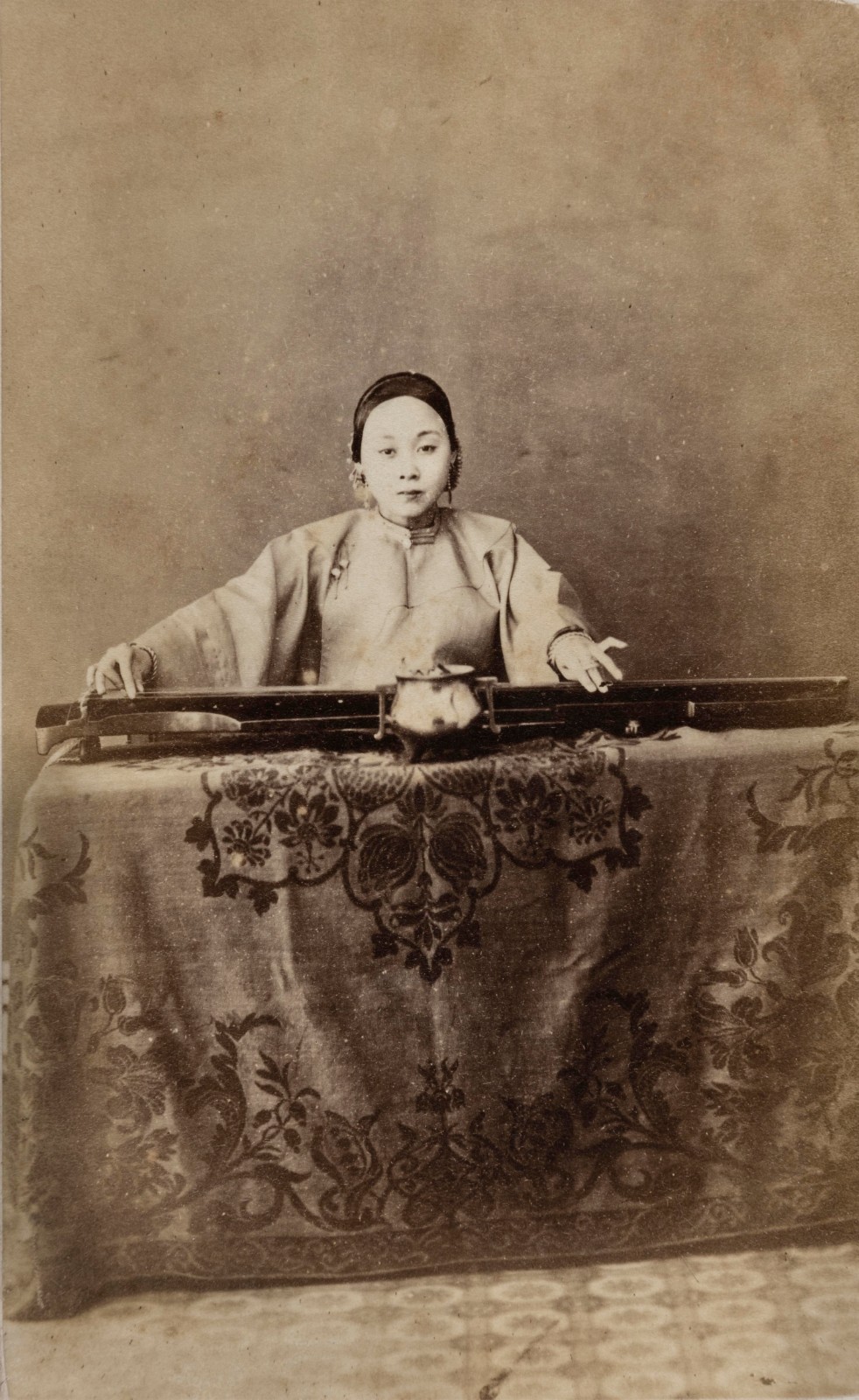 4.雅真影相《女子撫琴像》1870年代，蛋白印相，11.5 x 6.5厘米，洛文希爾收藏.jpg