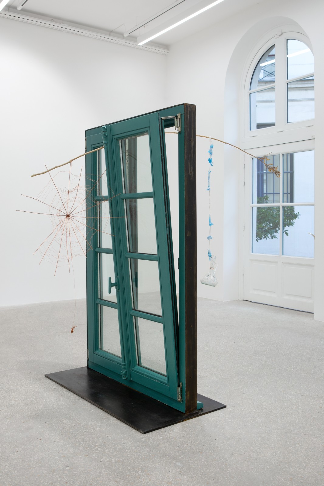 Pe?cher l'air de Paris 2020, Wooden window, bamboo strip, copper wire, glass, glass bottle, steel plate; Courtesy of the artist and kamel mennour, Paris ?Shen Yuan, ADAGP, Paris, 2022.jpg