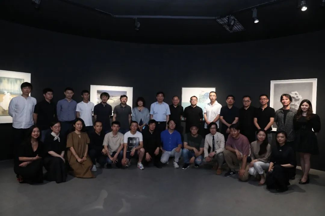 56 “第四代：圖像與媒介——中國(guó)水印木刻青年計(jì)劃 · 2021年度展”開(kāi)幕式合影，亞洲藝術(shù)中心（北京），2021年  .jpeg