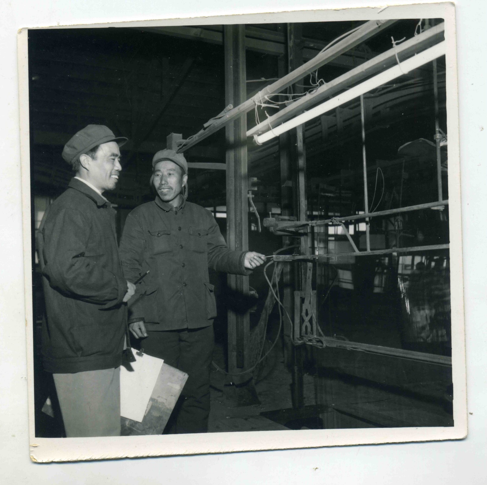 50 Inspection in Qinhuangdao Glass Factory in 1977.jpg