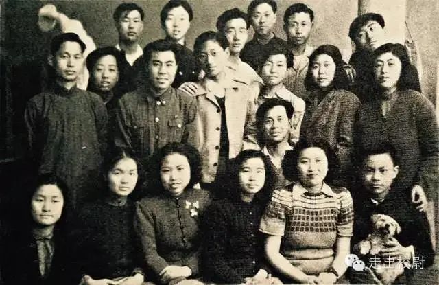 1946年，北平國(guó)立藝專同學(xué)合影，后排左起第三人為侯一民.jpg