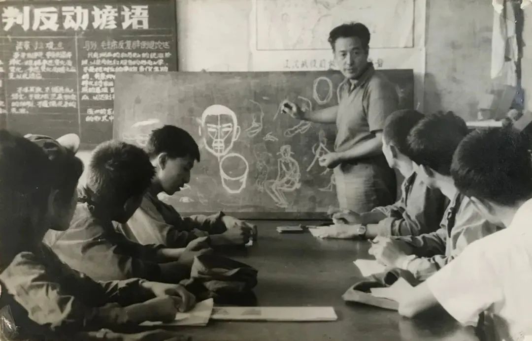 1973年，在首鋼輔導(dǎo)工人學(xué)畫.jpg