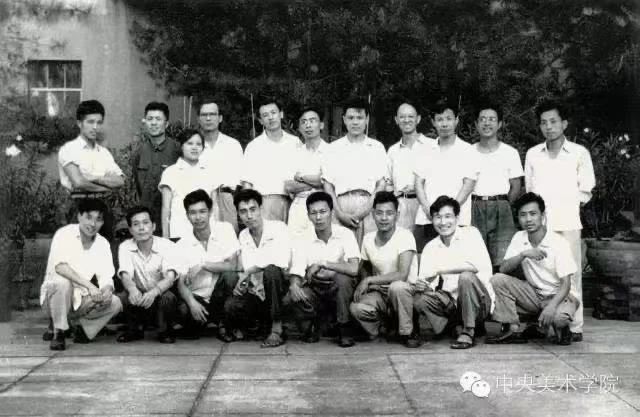 6.1963年，油研班同學(xué)畢業(yè)合影，前排左二為鐘涵，后排右三為李化吉.jpg