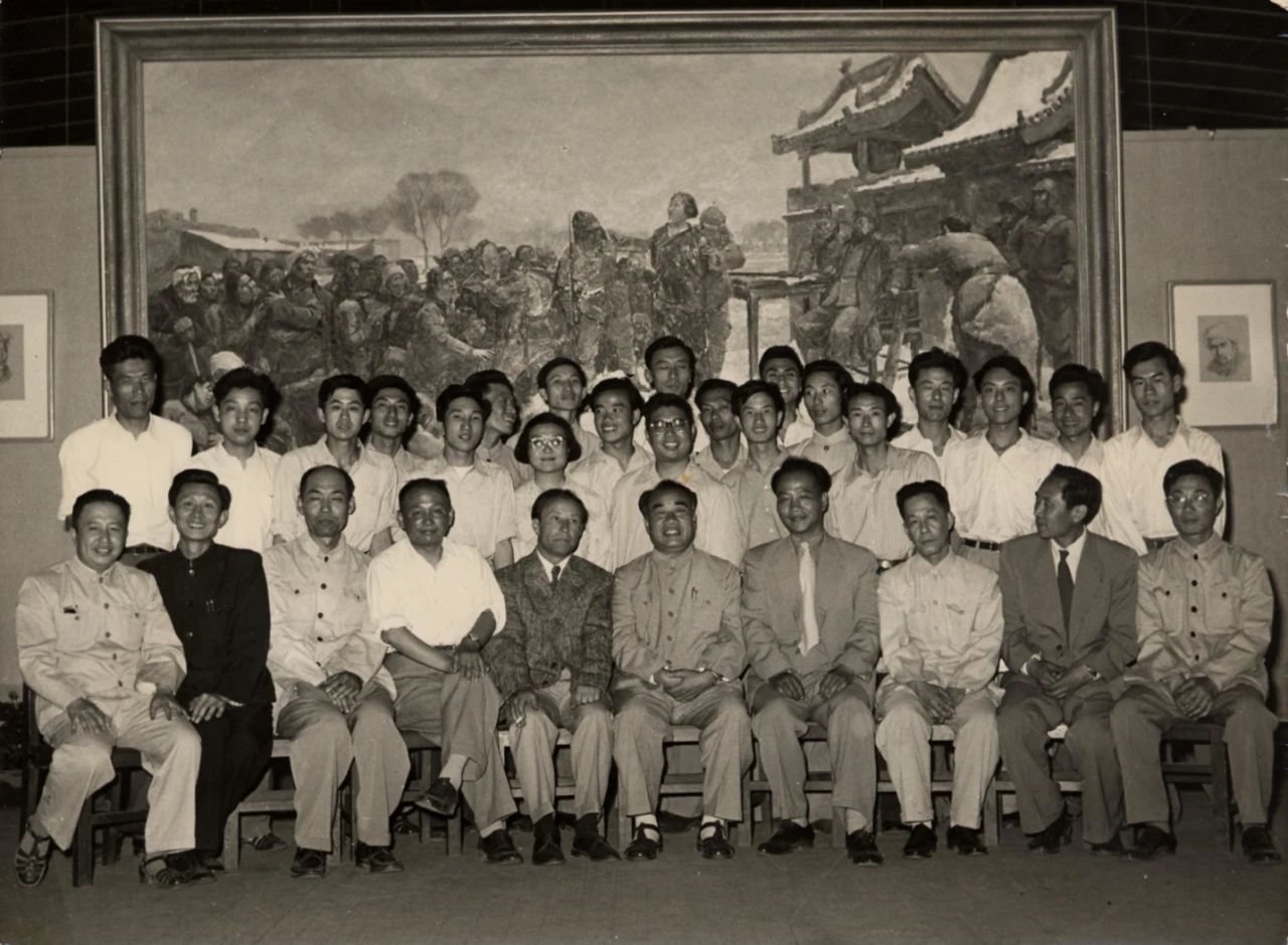 13.1957年，朱德同志參觀油畫訓(xùn)練班畢業(yè)展覽后與美院領(lǐng)導(dǎo)及師生合影（后排中間立者為詹建?。?jpg