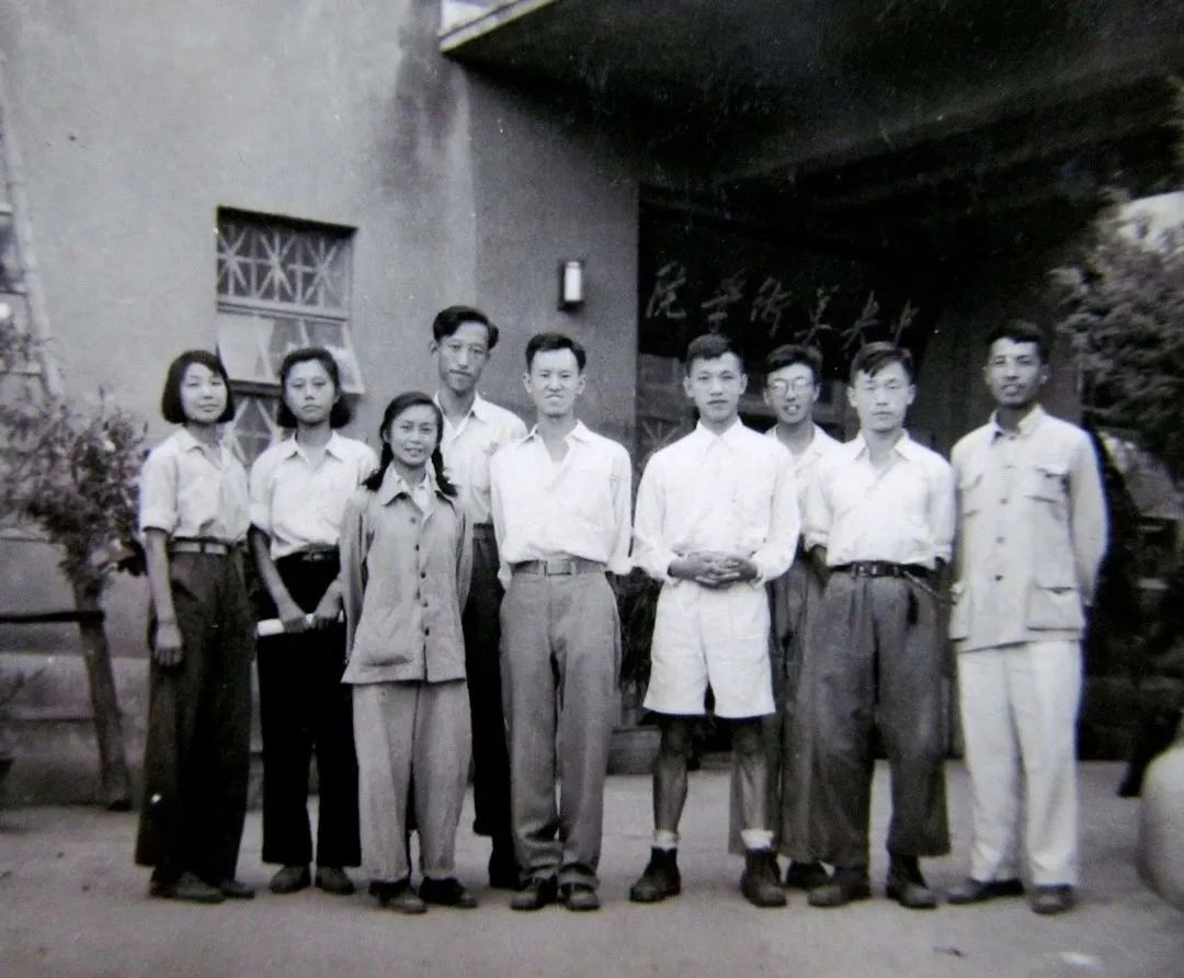 6.1951年,中央美術(shù)學(xué)院徐悲鴻先生指導(dǎo)的研究班學(xué)員合影（左一鄧澍）.jpg