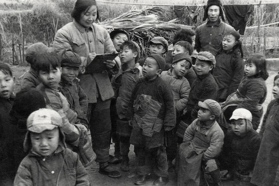 11. 1975年，鄧澍在江西農(nóng)村寫生.jpg