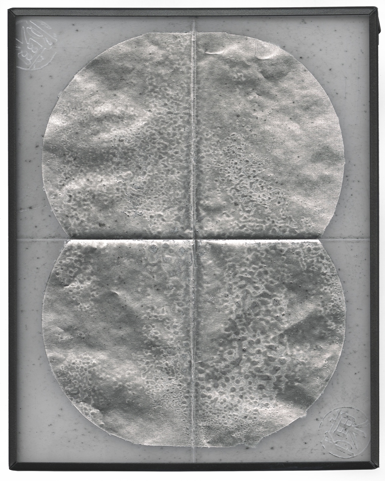 陳文驥 Chen Wenji, 202212XH3, 2022, 金屬相框、硫酸紙上噴罐漆 Metal photo frame, spray paint on sulfuric acid paper, 25x20cm.jpg