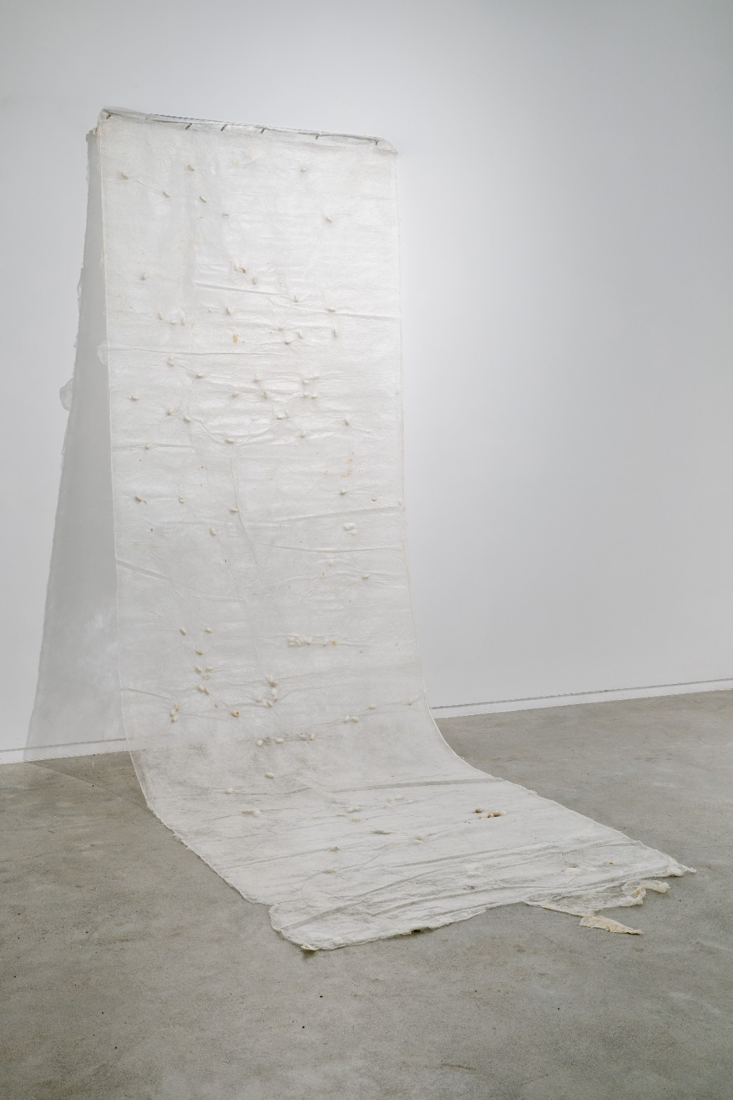 12 梁紹基，《殘山水》，蠶絲、蠶繭，500cm×150cm，2009年。作品由藝術(shù)家及香格納畫廊提供 Liang Shaoji，Broken Landscape.jpg