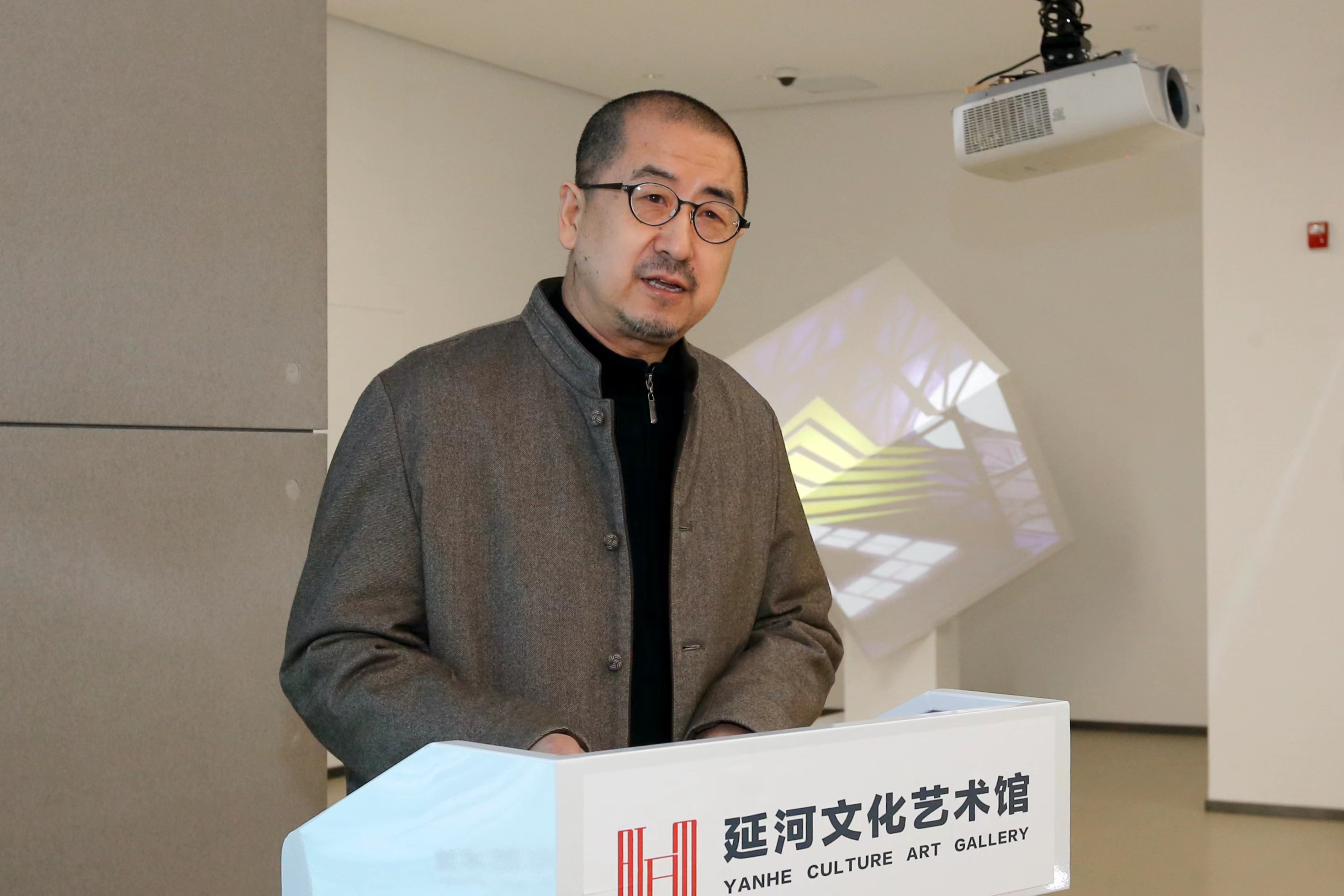 北京理工大學設計與藝術學院院長、延河文化藝術館館長楊建明開幕致辭.jpg